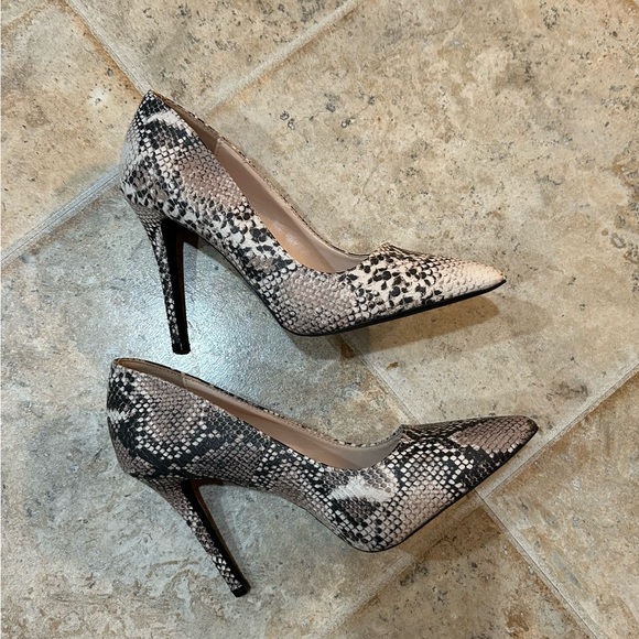 CHARLOTTE RUSSE SNAKE PRINT HEELS - Picture 3 of 7